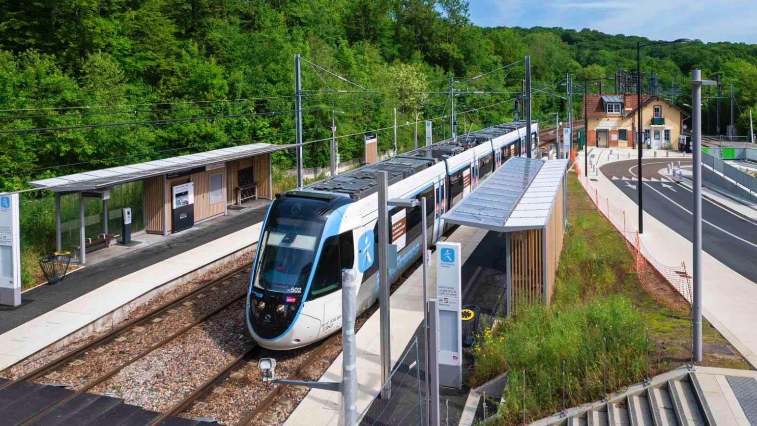 Le tram T13 entre en station Saint-Nom-la-Bretèche - Forêt de Marly