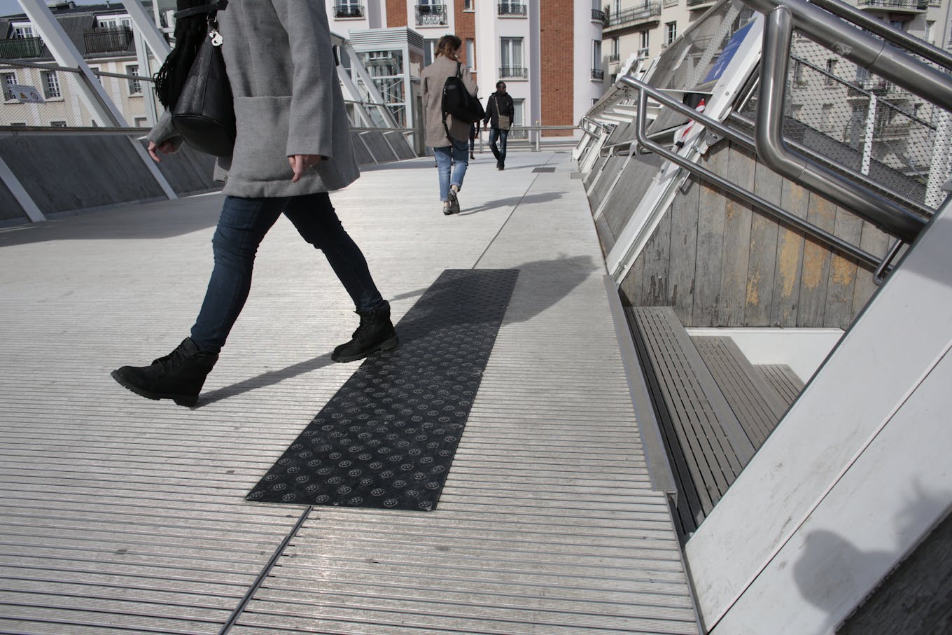 © Mélanie-Jane FREY - Ile-de-France Mobilités - Kinderschuhe am Bahnhof von Bécon-les-Bruyères.