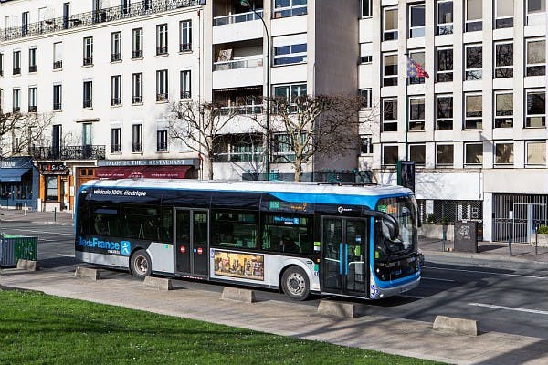 Nouveau bus propre à l'arrêt