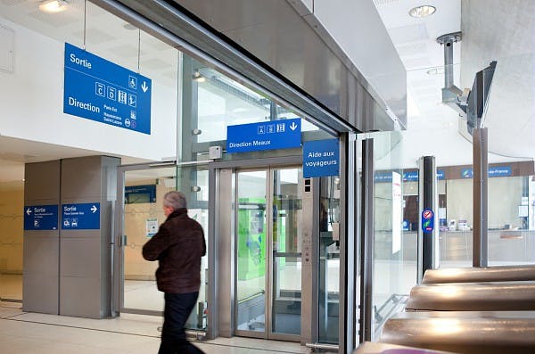 Voyageur qui se dirige en gare