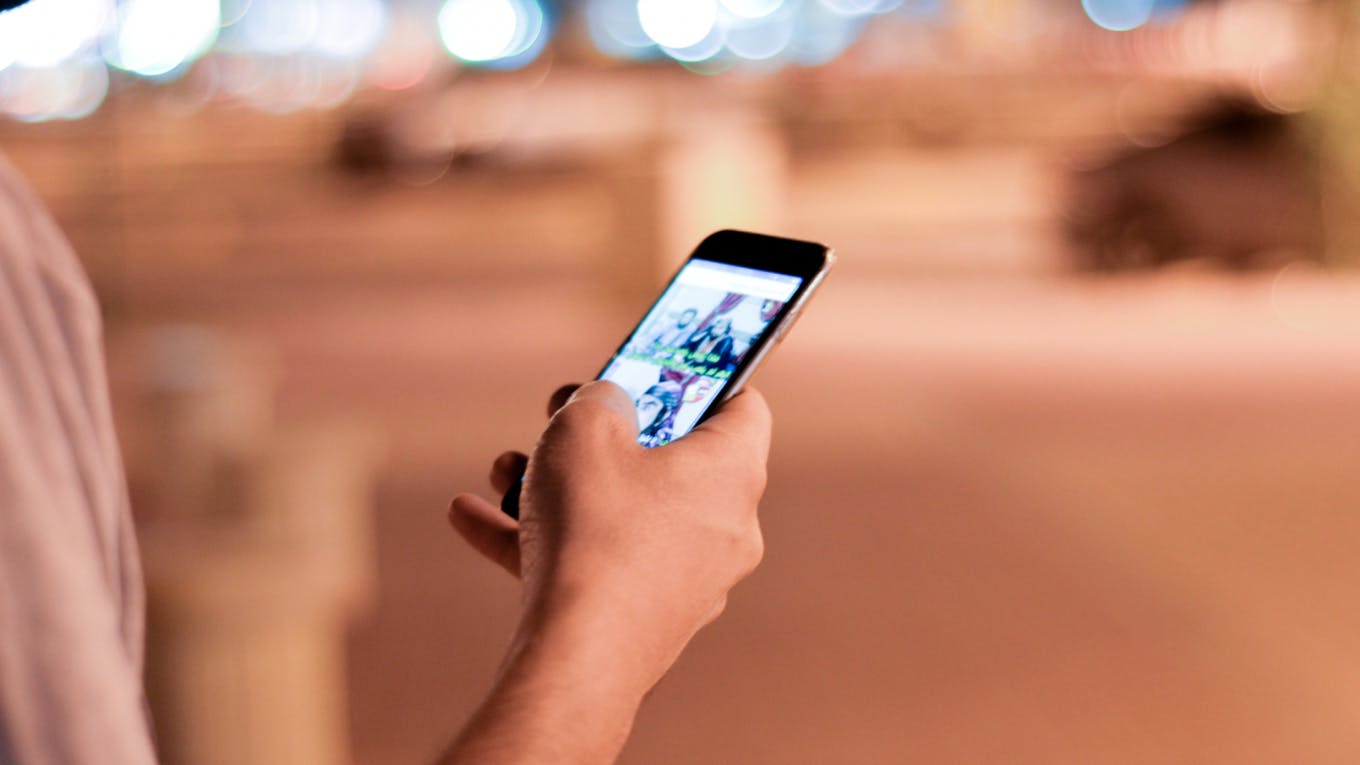 Eine Person, die ein Telefon in der Hand hält