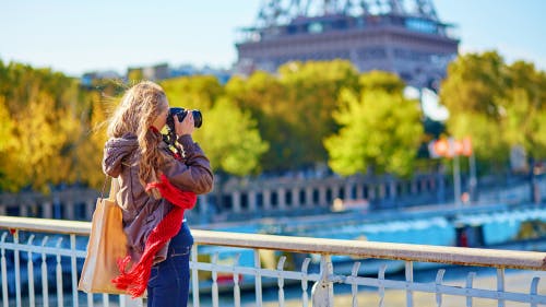 Touriste prenant Paris en photo.