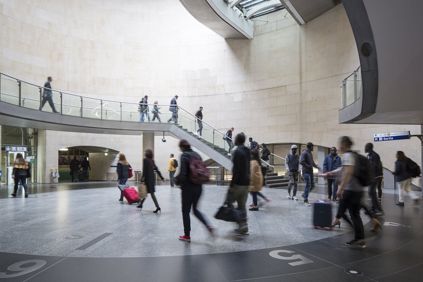 Espace de correspondance en gare de Saint-Lazare.