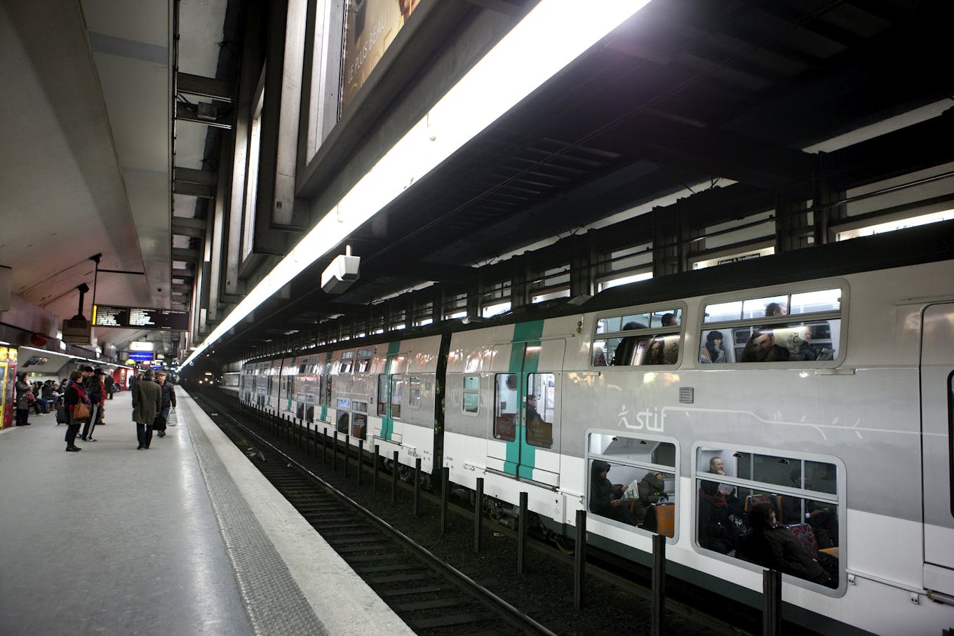 Voyageurs au quai attendant le RER A 