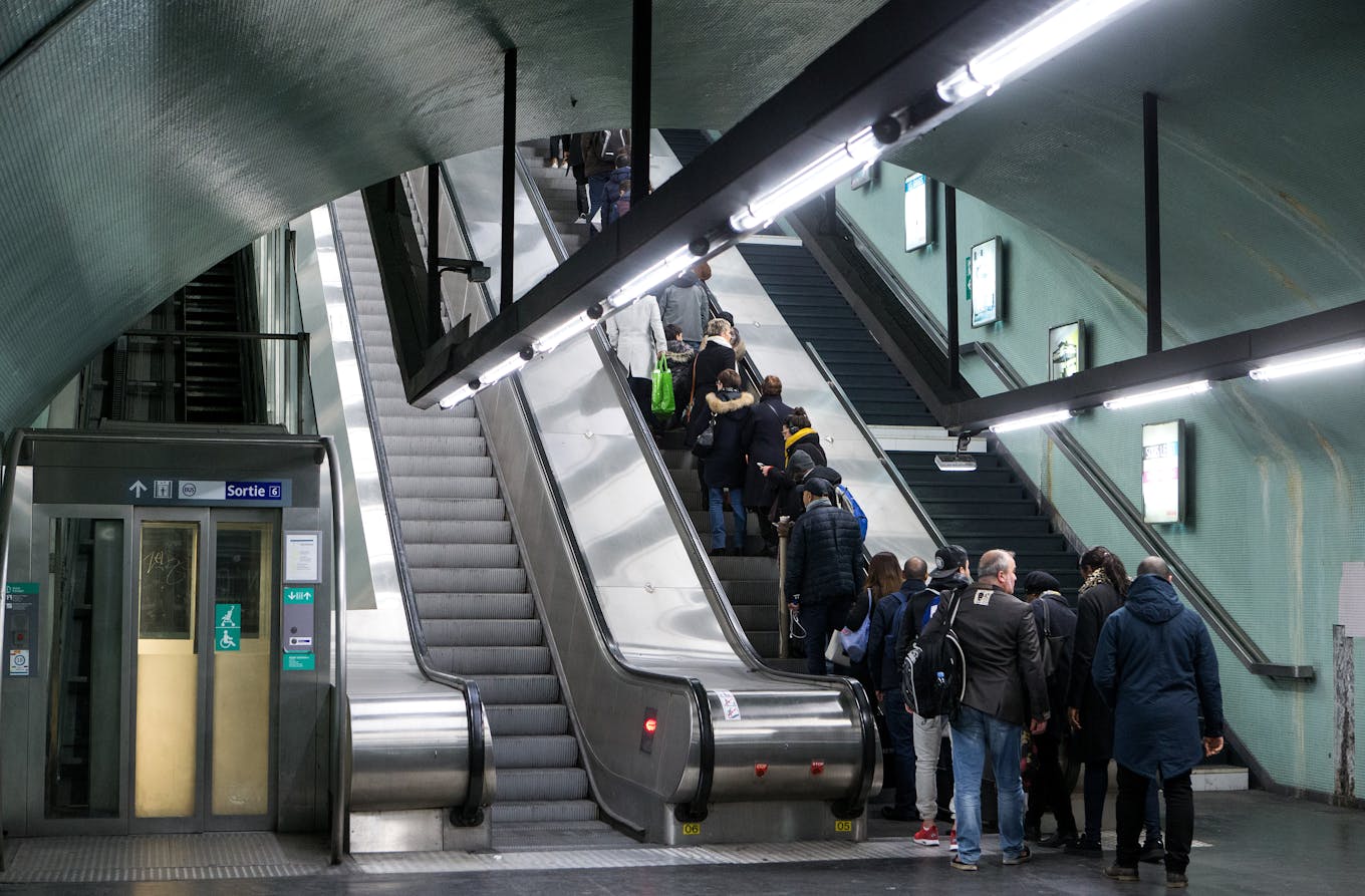 © Christophe RECOURA - Ile-de-France Mobilités - Rolltreppe und Aufzug am Bahnhof Nation der RER A.