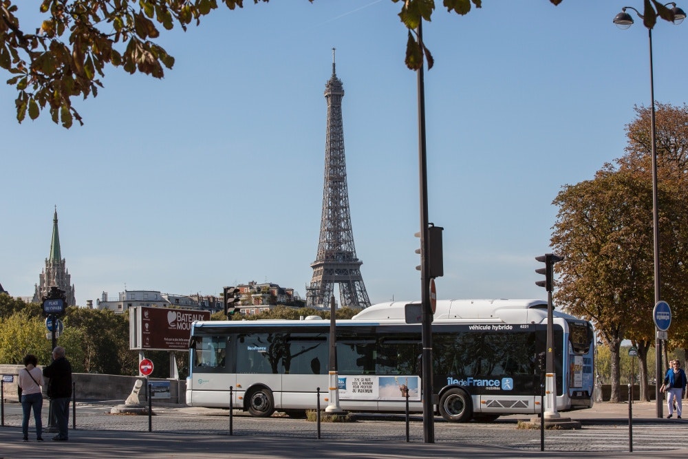 Bus RATP avec une livrée Île-de-France Mobilités sur le pont des Invalides à Paris