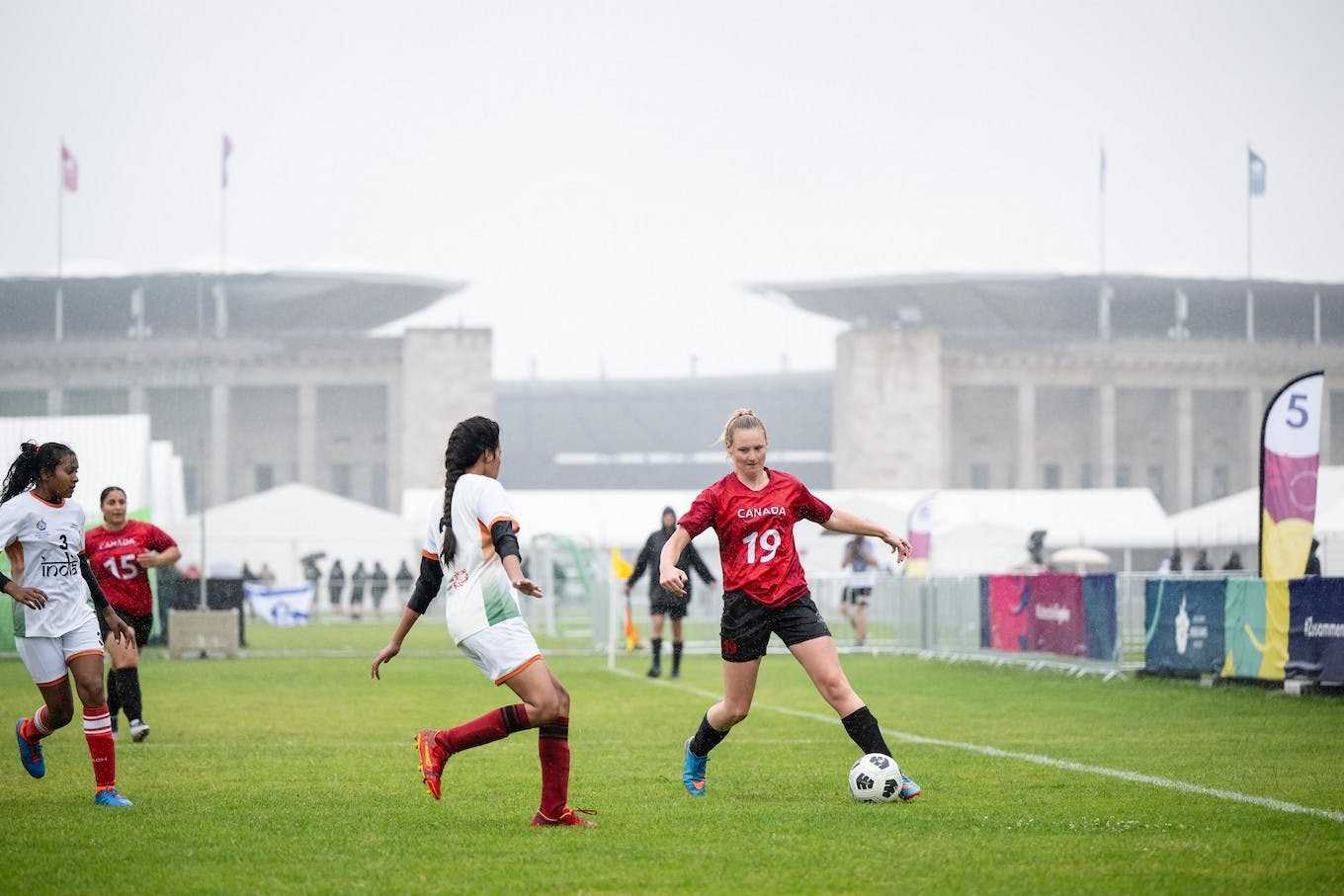 Canadá vs. Índia nos Jogos Mundiais das Olimpíadas Especiais em Berlim em 2023.