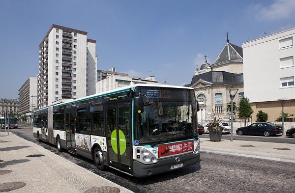 Bus de renforcement de réseau bus en Grande Couronne à l'arrêt