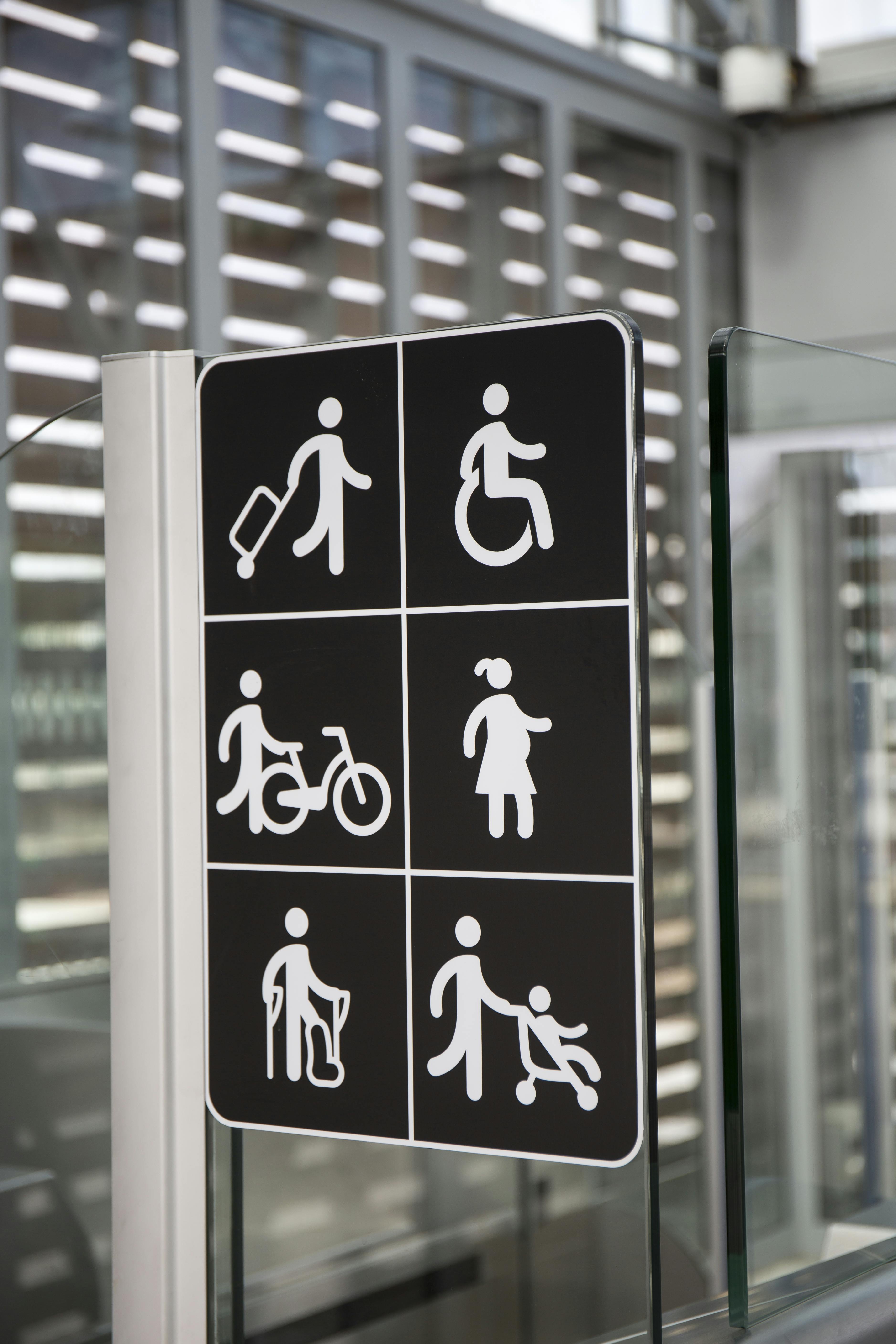 Pictogramme représentant les différentes personnes prioritaires dans les transports en commun en gare de Stains-La Cerisaie.