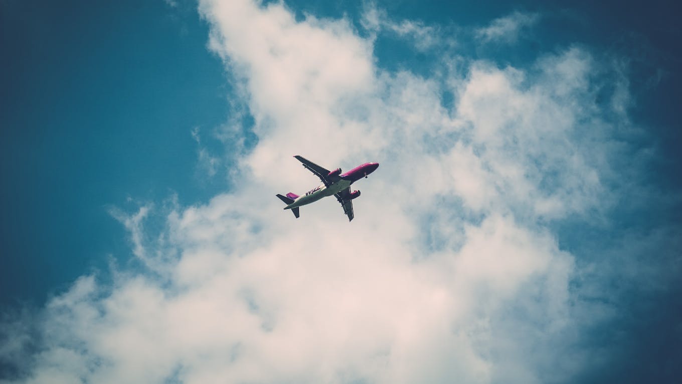 Photo d'un avion en plein vol.