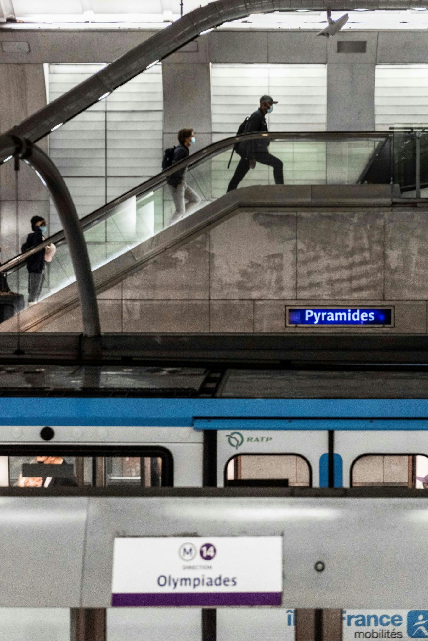 Photo de la station Pyramides sur la ligne 14 du métro parisien.