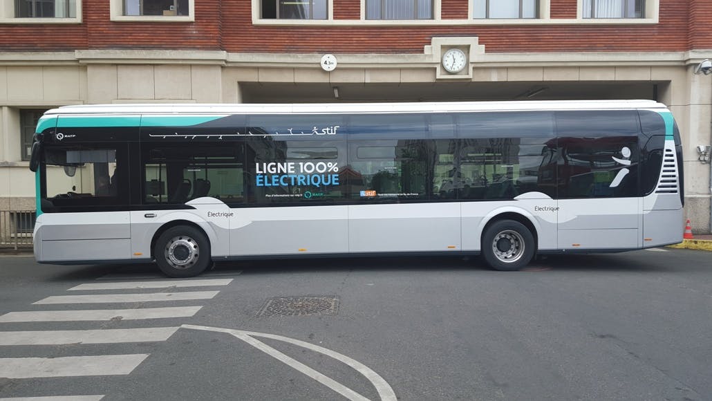 Bus électrique à l'arrêt