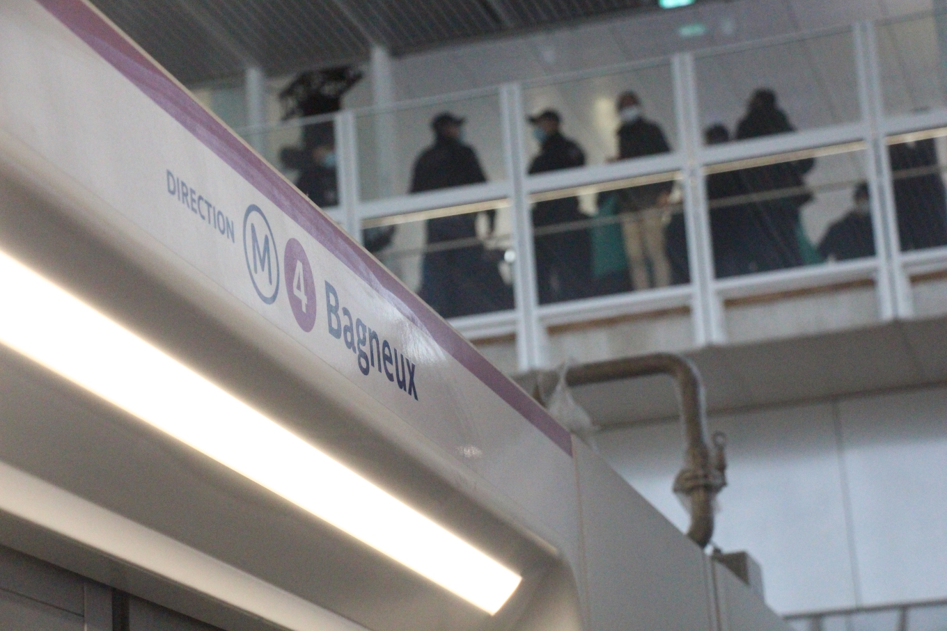 Platform screen doors on the platforms of line 4