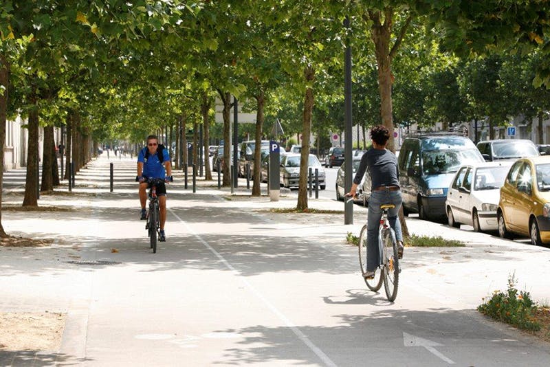 Deux cyclistes se croisent sur une voie cyclables en île-de-France