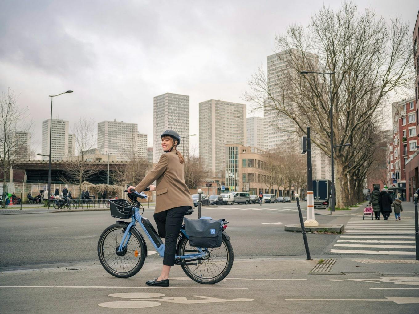 Jeune femme sur un vélo Véligo Location, en Île-de-France