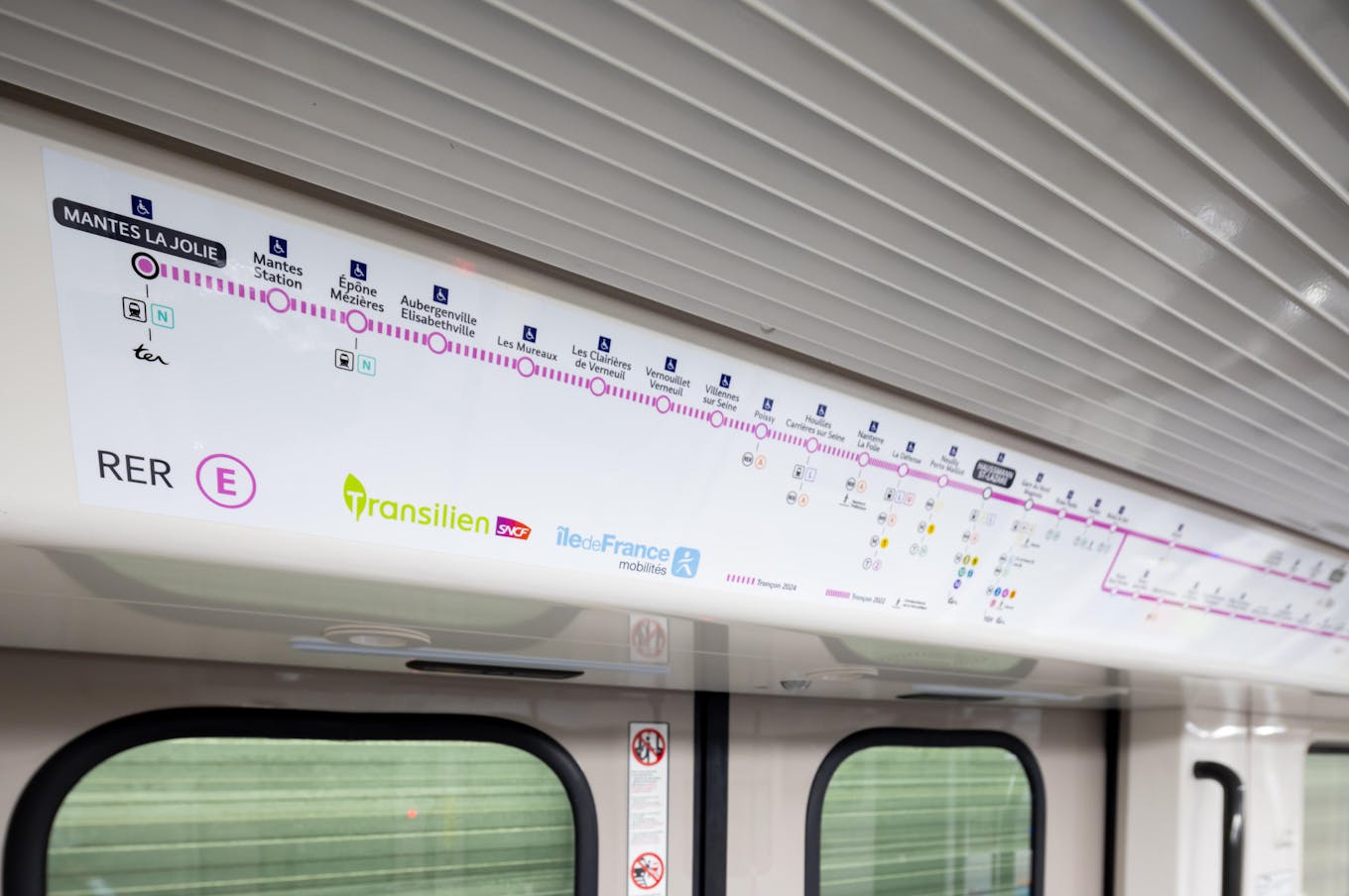 Os primeiros trens RER NG estão chegando à linha E, uma pequena revolução para este RER que é muito popular entre os residentes de Ile-de-France, que ganham em conforto e fluidez na linha.