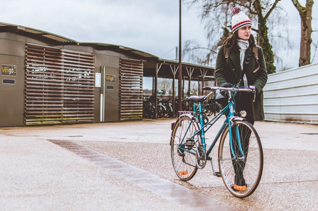 Utilisateur vélo sortant d'un espace Véligo sécurisé