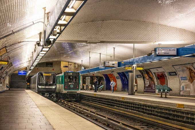 Um trem de MP14s (à esquerda) ao lado de um trem de MP59s