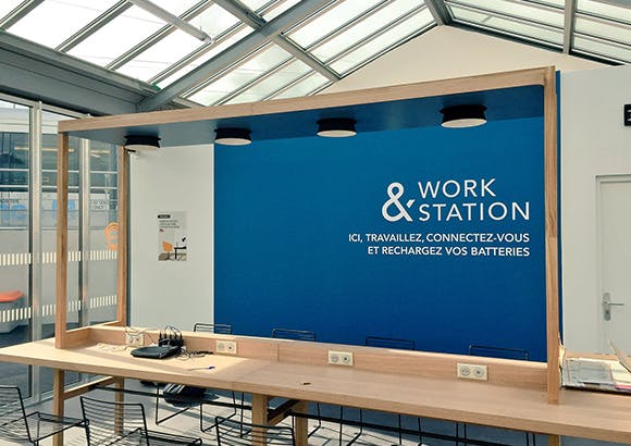 Espace de travail connecté en gare pour les voyageurs