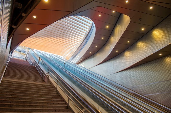 Escaliers et escalators à l'entrée de la gare Châtelet-Les Halles