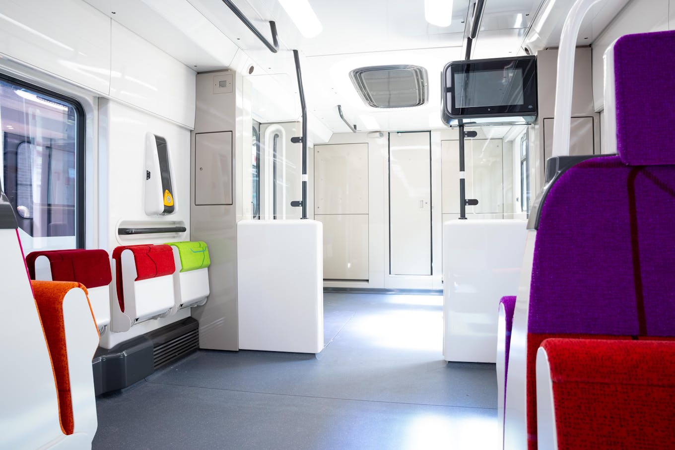 Im Inneren des RER NG, einem 100% barrierefreien Zug. Hier ist ein Raum für Personen mit eingeschränkter Mobilität reserviert.