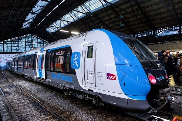 Nouvelle génération de train au quai sur la ligne Paris Saint-Lazare – Versailles Rive Droite