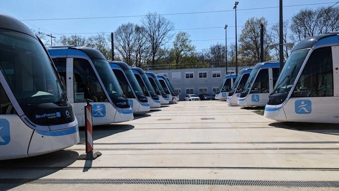 Des rames de la ligne T10 stationnées au site de maintenance et de remisage de Châtenay-Malabry