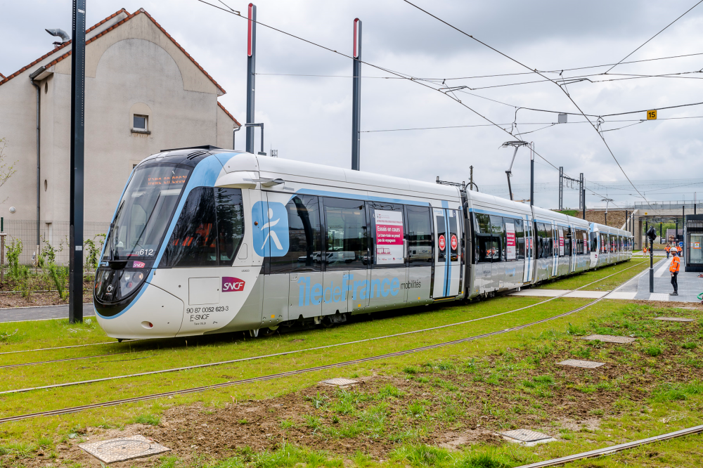 ©Parimage - un treno tram-treno T12 in prova