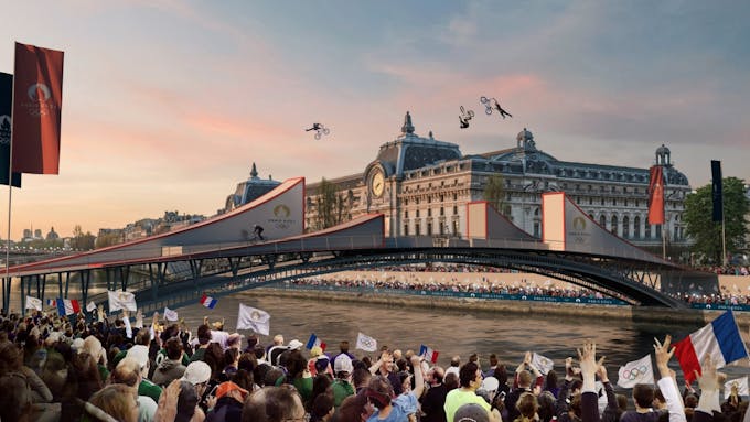 Visualização de uma performance de BMX na passarela Léopold-Sédar-Senghor em Paris.