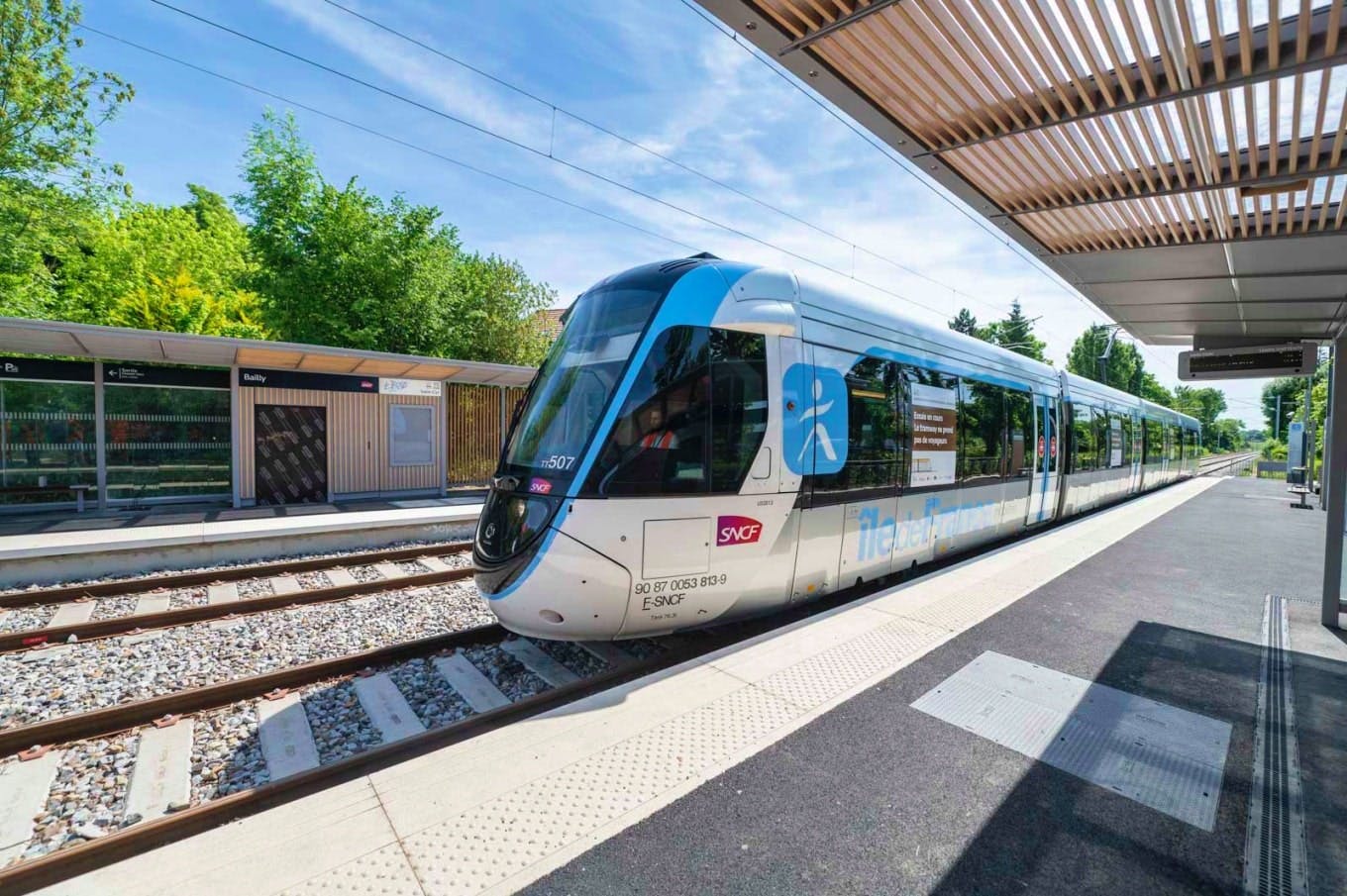 El tranvía T13 en la estación de Bailly