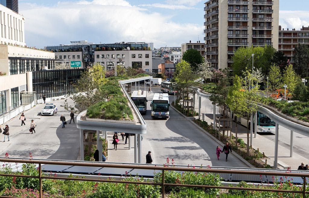 Espace de nouvelle gare réaménagée et réadaptée à la mobilité des voyageurs
