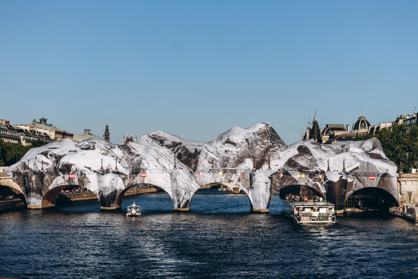 ©Andrei Antipov, installation artistique de JR sur le Pont neuf juin 2026