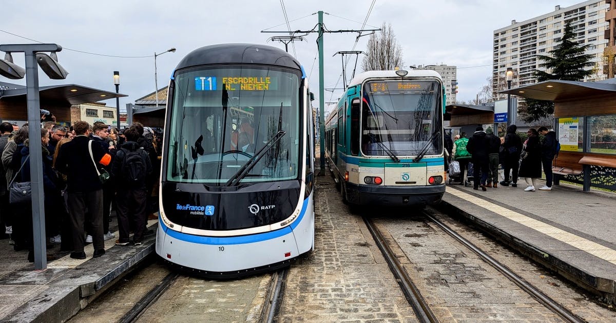 The new tram of the T1 line arrives