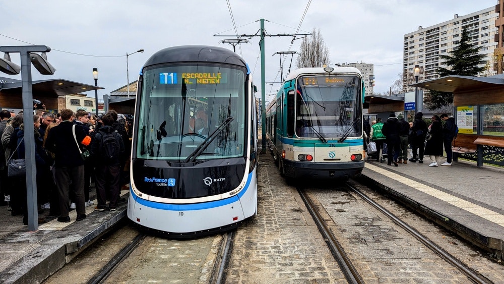 O novo bonde TW20 ao lado dos antigos trens da T1 © Île-de-France Mobilités