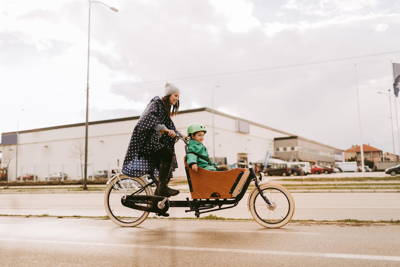 Photo d'une cycliste avec un vélo cargo 