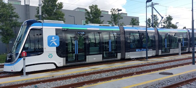 Une rame de TW20 vue de profil pendant les essais ©Île-de-France Mobilités