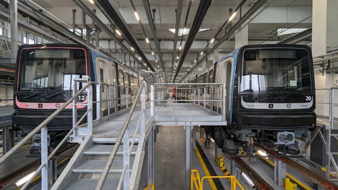 Deux rames de MP14 à l'atelier de maintenance de Rosny-sous-Bois