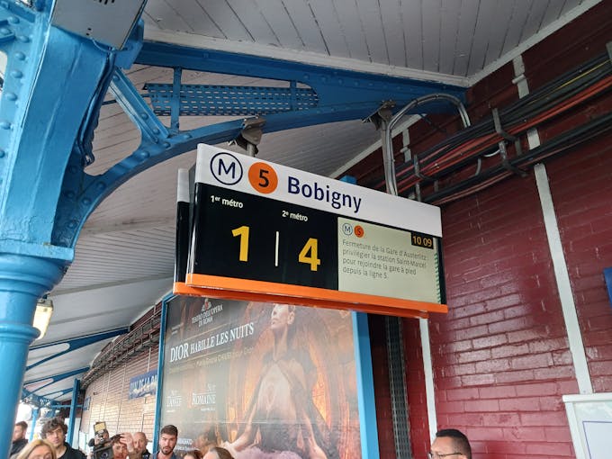 Les écrans d'informations voyageurs PANAM sur les quais de la ligne de métro 5 - ©Île-de-France-Mobilités