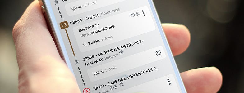 Photo d'une personne utilisant l'application Smart Navigo