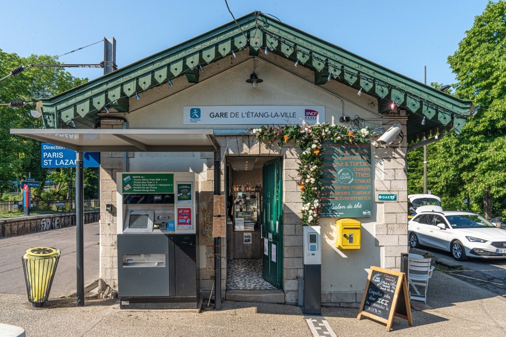 © Cyril Cagnat - The front of the "Aux Quais" tea room in the Étang-la-Ville train station
