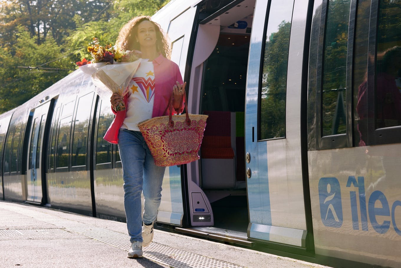 Una mujer-está-fuera-del-tren-en-Île-de-France