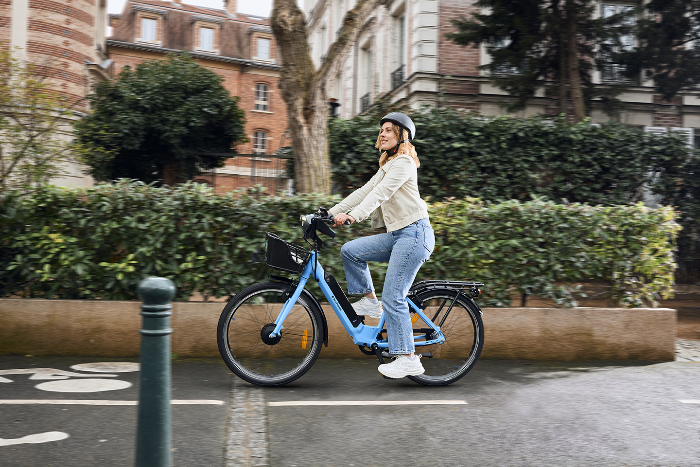 Une jeune femme Une jeune femme fait du vélo sur une piste cyclable à Paris. - crédits Audrey KRAWCZYK