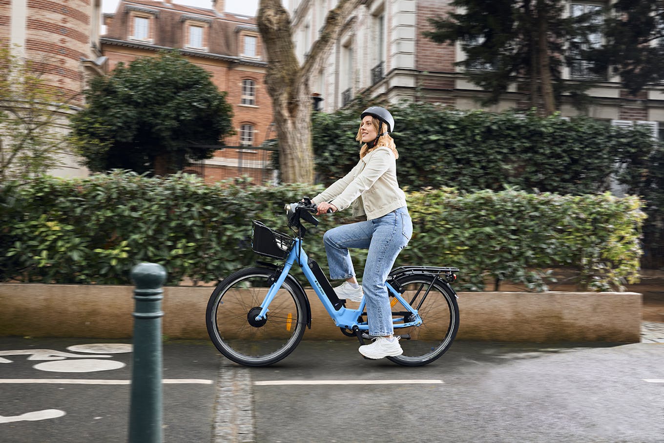 Une jeune femme Une jeune femme fait du vélo sur une piste cyclable à Paris. - crédits Audrey KRAWCZYK