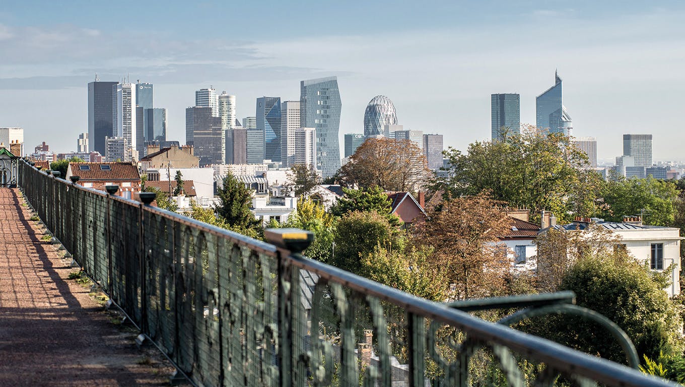 Vista del quartiere La Défense dalla Terrasse du Fécheray a Suresnes, in cima al Mont-Valérien