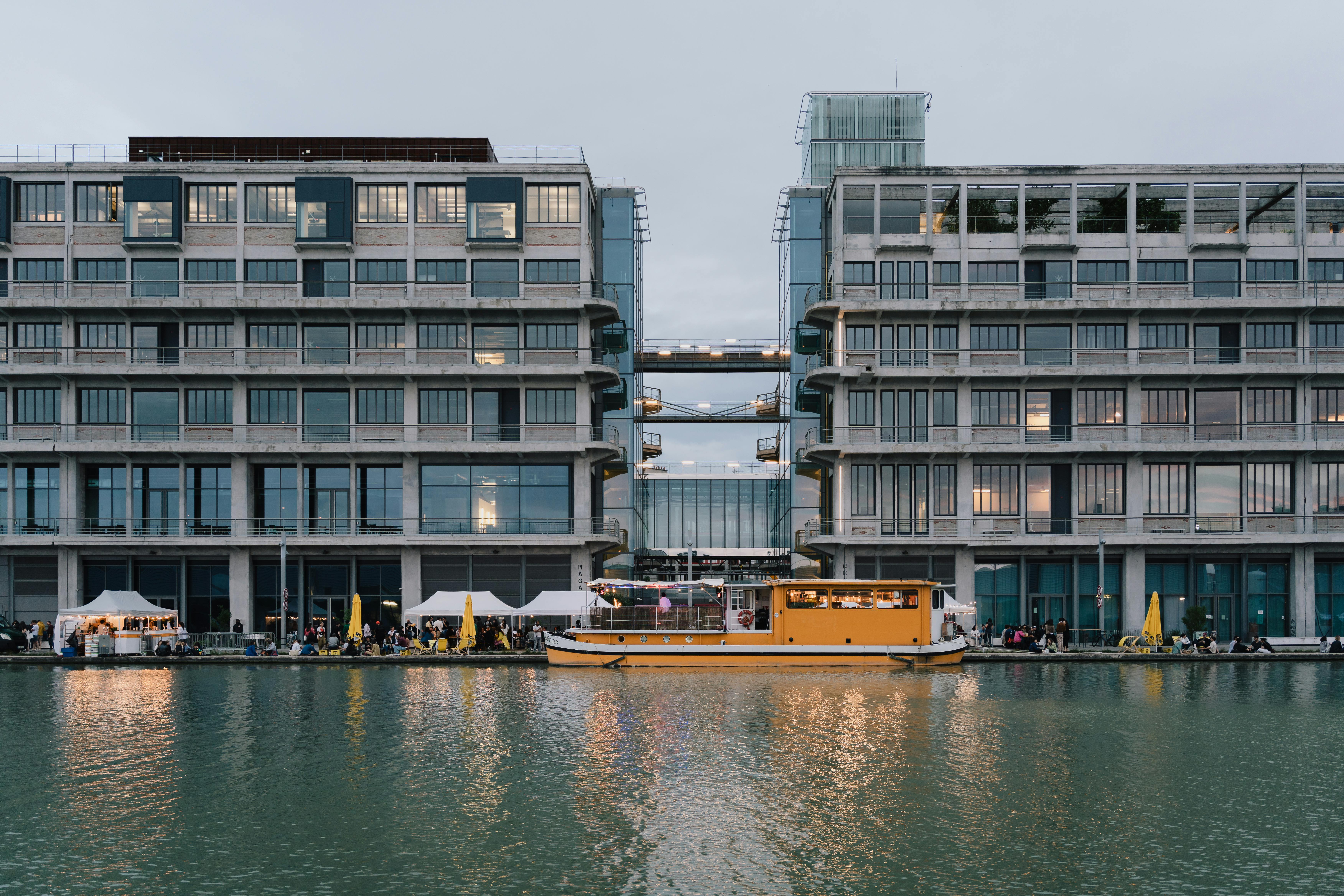 La facciata esterna dei Magasins Généraux, vista dall'altra parte del Canal de l'Ourcq a Seine-Saint-Denis