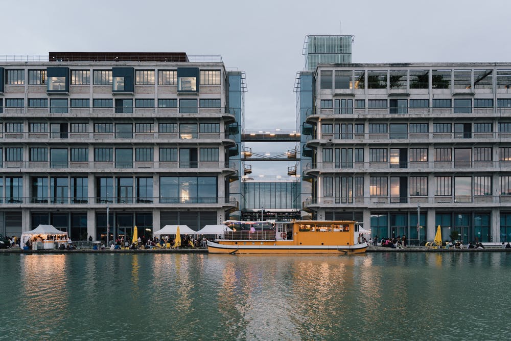 La façade extérieure des Magasins Généraux, vu de l'autre côté du Canal de l'Ourcq en Seine-Saint-Denis