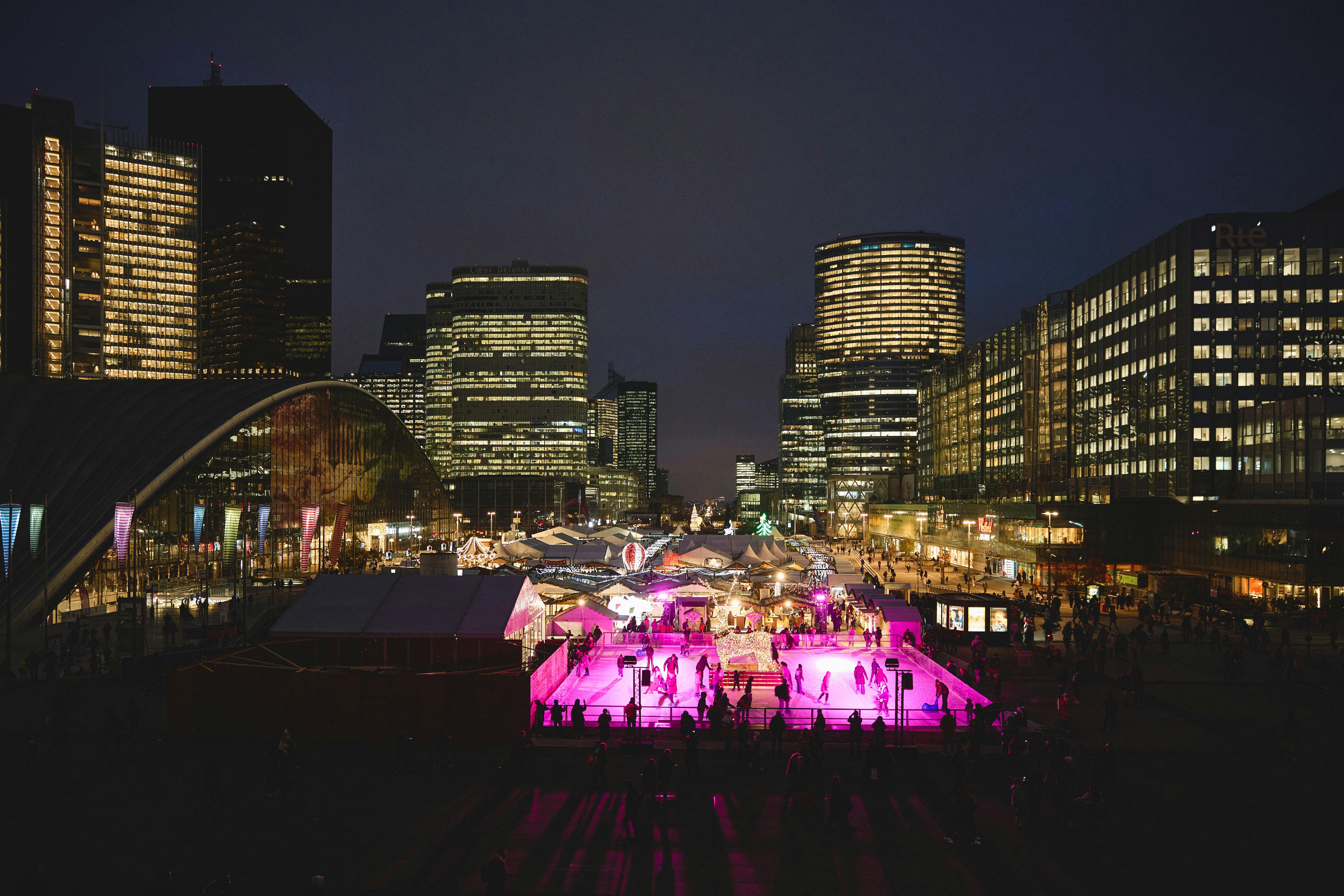 A pista de gelo ao ar livre no mercado de La Défense iluminada à noite