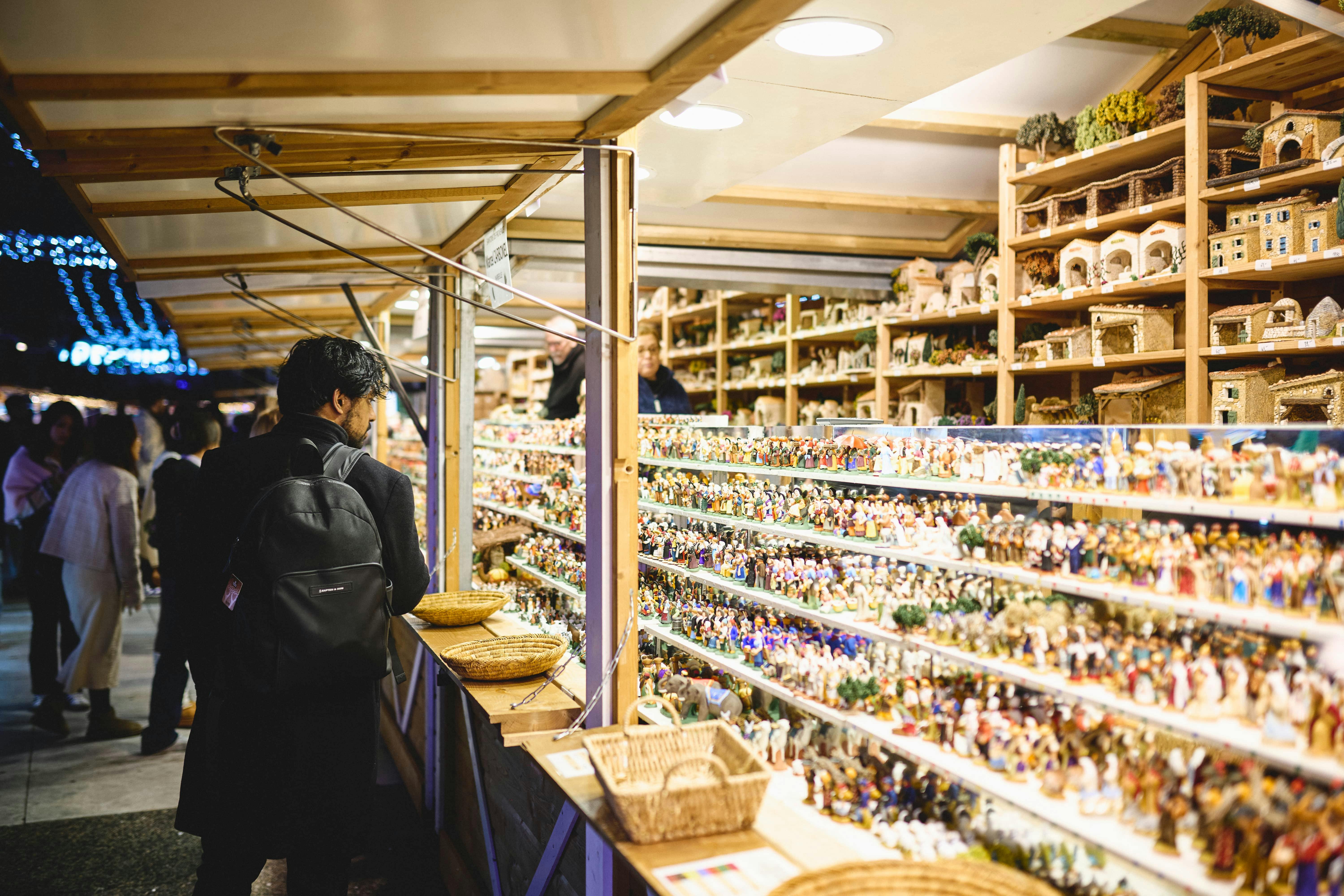 Uma das barracas de artesanato no mercado de Natal de La Défense