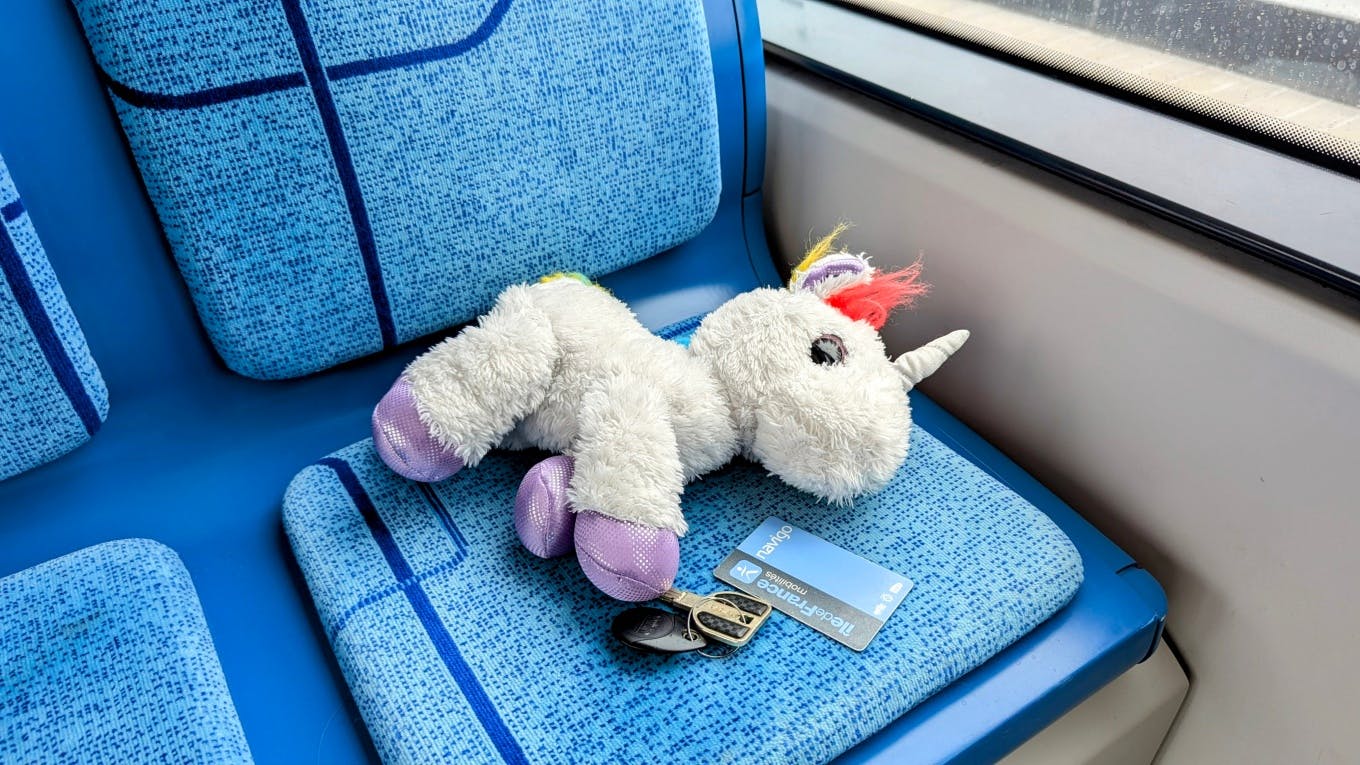 Foto von verschiedenen verlorenen Gegenständen auf einer Sitzbank in einem Bus