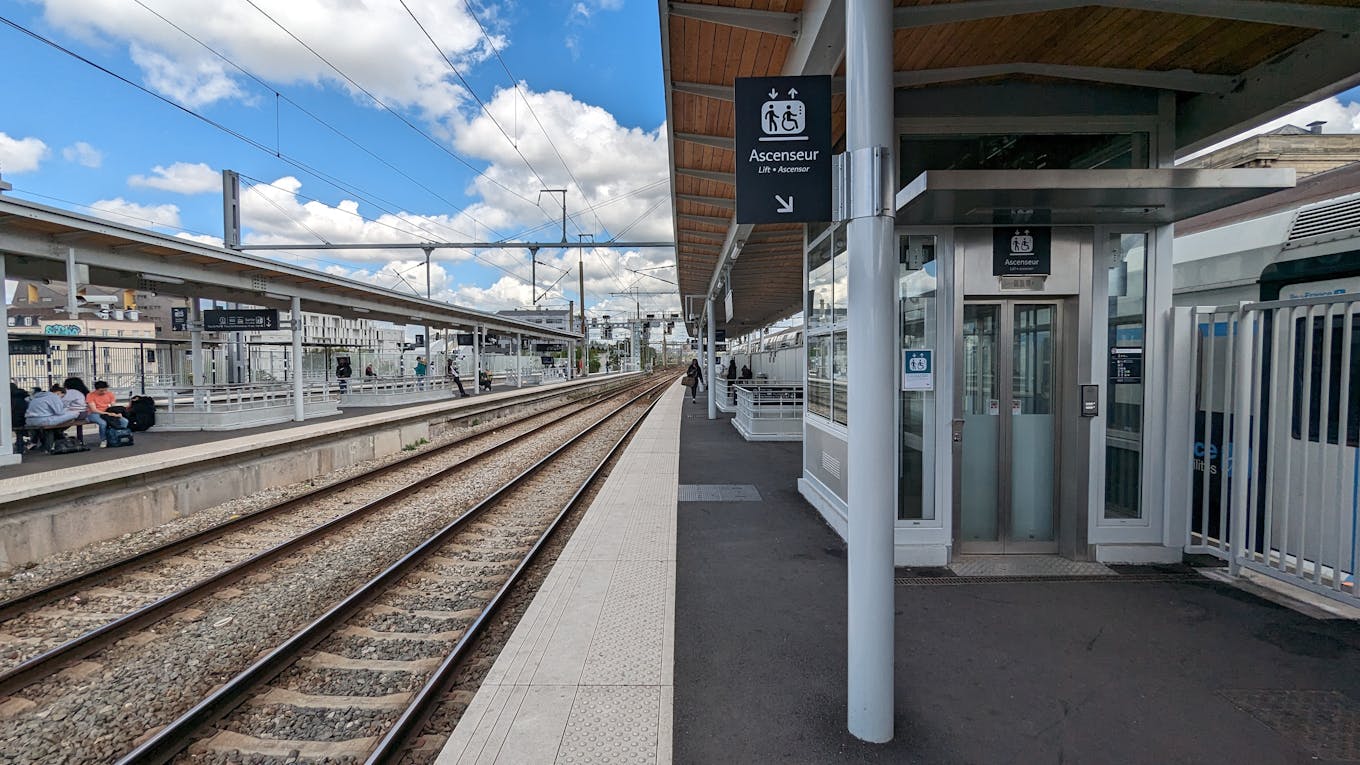 Ein Aufzug auf dem Bahnsteig in der Nähe einer Bahnlinie